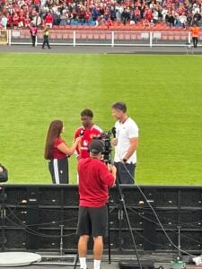 Amad lod sig interviewe af MUTV efter kampen. Privatfoto